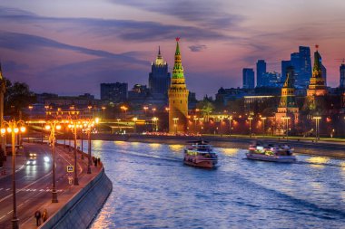 Moskova, Rusya - 29 Nisan 2018: Moskova Kremlin ve Moskova nehrinin gün batımı manzarası. Moskova 'nın mimarisi ve simgeleri.