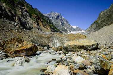 Güzel dağ manzarası. Gürcistan 'ın Svaneti bölgesindeki Chalaadi buzulu