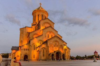 Tiflis, Gürcistan - 23 Eylül 2017: Tsminda Sameba Katedrali, gece görüşü