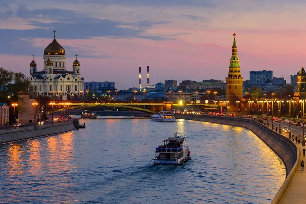 Moskwa Rosja Kwietnia 2018 Widok Zachodu Słońca Katedrę Chrystusa Zbawiciela — Zdjęcie stockowe