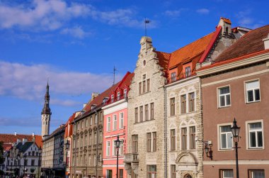 Tallinn, Estonya - 2 Ağustos 2019: Tallinn eski kasabasındaki renkli parlak binalar