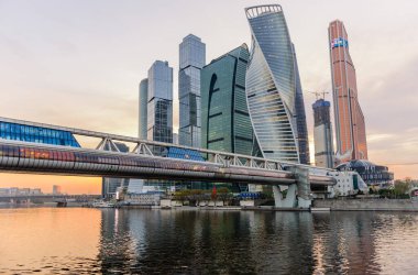 Moskova, Rusya - 2 Mayıs 2018: Moskova şehri. Moskova sehri gökdelenleri gün batımında