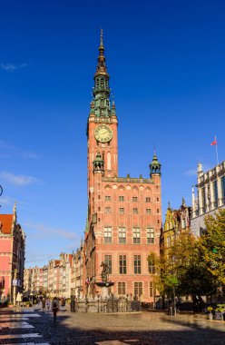 Gdansk, Polonya - 7 Ekim 2019: Gdansk eski şehir manzarası. Ana şehrin belediye binası.