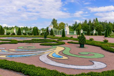 Saint Petersburg, RUSSIA - 11 Ağustos 2018: Güneşli bir günde Oranienbaum Sarayı 'nın güzel bahçesi, Rusya