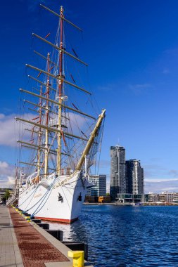 Gdynia, Polonya - 6 Ekim 2019: Baltık Denizi. Gdynia şehrinde gemileri olan resimli gezinti güvertesi.