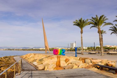 Salou, İspanya - 3 Ocak 2020: Akdeniz kıyısındaki 