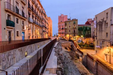 Tarragona, İspanya - 3 Ocak 2020 Tarragona eski şehir, güzel gece manzaralı