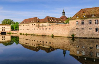 Fransa 'yı gezmek. Petite France Quarter 'ın güzel manzarası. Strasbourg 'da popüler bir cazibe.