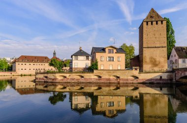 Fransa 'yı gezmek. Petite France Quarter 'ın güzel manzarası. Strasbourg 'da popüler bir cazibe.