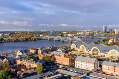 Riga, Letonya - 5 Ekim 2019 Letonya gezisi. Riga 'nın güzel hava manzarası. Riga şehrinin Daugava nehri manzarası