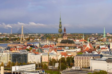 Riga, Letonya - 5 Ekim 2019 Letonya gezisi. Riga 'nın eski güzel hava manzarası.