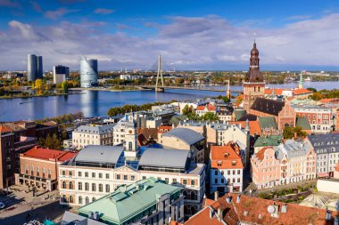 Riga, Letonya - 5 Ekim 2019 Letonya gezisi. Riga 'nın eski güzel hava manzarası.
