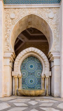 Casablanca, Fas - 12 Aralık 2018 Fas turu. Hassan II Camii Fas 'taki en büyük camidir. Duvardaki süs, ön cephe dekorasyonunun detayları.