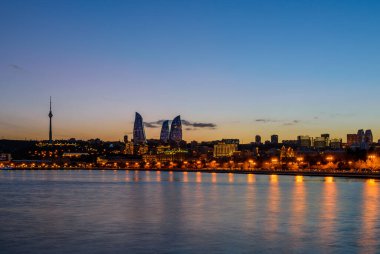 Bakü, Azerbaycan - 23 Şubat 2017: Alev Kuleleri gökdelenleri, televizyon kulesi ve Hazar Denizi kıyısı ile Bakü 'nün gece görüntüsü