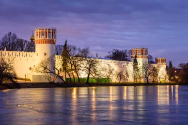 Moskova, Rusya 'daki Novodevichy Manastırı' nın güzel manzarası. UNESCO dünya mirası sahası