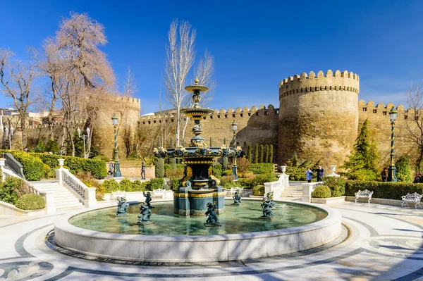 Bakú Azerbaiyán Febrero 2017 Fuente Agua Jardín Juventud Plaza Fuente —  Fotos de Stock