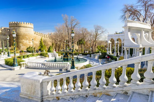 Bakú Azerbaiyán Febrero 2017 Fuente Agua Jardín Juventud Plaza Fuente —  Fotos de Stock