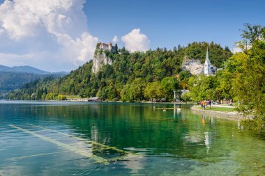 Bled, Slovenya - 12 Eylül 2016: Bled Şatosu ve gözde bir turizm merkezi olan Bled Gölü.