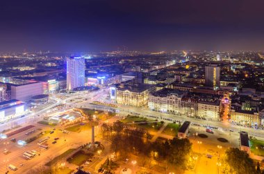 Varşova, Polonya - 5 Kasım 2016: Varşova 'nın hava gece görüşü.