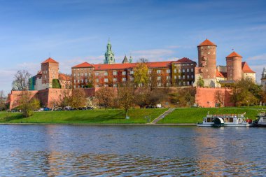Polonya 'nın Krakow şehrinde Vistula nehrinin kıyısındaki Wawel kalesinin manzarası.
