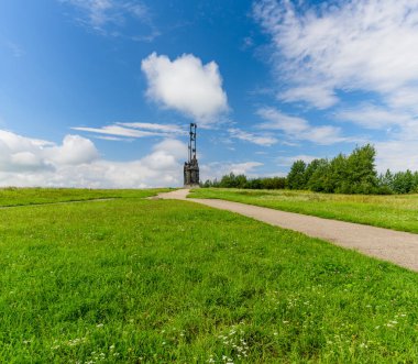 Pskov, Rusya - 30 Temmuz 2016: Mavi gökyüzü arka planında güzel yeşil bir çayır üzerindeki buzlar savaşı anısına bir anıt