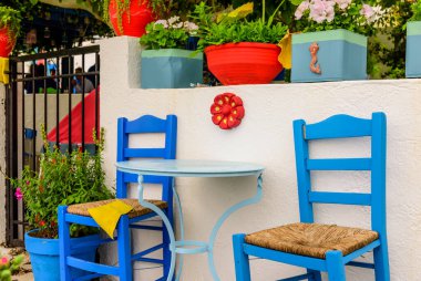 Avluda güzel parlak sandalyeler, geleneksel Yunan manzarası, Kos Adası, Dodecanese, Yunanistan