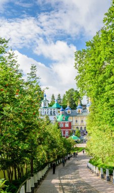 Pechory, Rusya - 31 Temmuz 2016: Pskov yakınlarındaki Pechory kasabasındaki Antik Rus manastırı