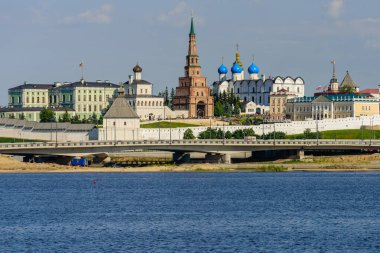 Kazan Kremlin 'in Başkanlık Sarayı, Annunciation Katedrali, Soyembika Kulesi ve Kazan Nehri, Rusya' daki Qolsharif Camii manzarası.