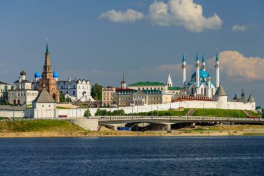 Kazan Kremlin 'in Başkanlık Sarayı, Annunciation Katedrali, Soyembika Kulesi ve Kazan Nehri, Rusya' daki Qolsharif Camii manzarası.