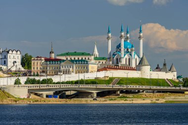 Kazan Kremlin 'in Başkanlık Sarayı, Annunciation Katedrali, Soyembika Kulesi ve Kazan Nehri, Rusya' daki Qolsharif Camii manzarası.