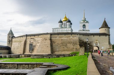 Pskov, Rusya - 30 Temmuz 2016: Rusya 'nın Pskov kentindeki antik Kremlin