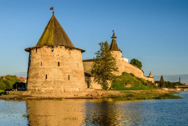 Rusya 'nın Pskov kentindeki antik Kremlin.