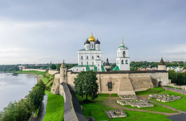 ロシアのプスコフの古代クレムリンにあるトリニティ大聖堂 — ストック写真