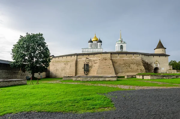 ロシアのプスコフ市の古代クレムリン — ストック写真