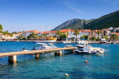 Trpanj, Dalmaçya bölgesi, Hırvatistan - 20 Eylül 2018: Liman kenti Trpanj 'da renkli balıkçı tekneleri. Adriyatik Denizi 'nin pitoresk kıyıları