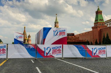Moskova, Rusya - 10 Haziran 2019: Moskova turu. Kremlin ve Kızıl Meydanı Rusya Günü için dekore edilmiştir (12 Haziran).)