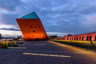 Gdansk, Polonya - 7 Ekim 2019: Polonya turu. Gdansk 'ta İkinci Dünya Savaşı Müzesi, popüler bir turizm merkezi.