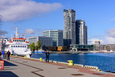 Gdynia, Polonya - 6 Ekim 2019: Baltık Denizi. Gdynia şehrinde gemileri olan resimli gezinti güvertesi.