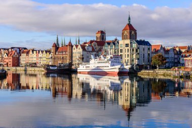 Gdansk, Polonya - 7 Ekim 2019: Gdansk eski şehir manzarası. Rıhtım ve renkli binalarla Gdansk 'ın tarihi merkezinin güzel manzarası