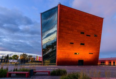 Gdansk, Polonya - 7 Ekim 2019: Polonya turu. Gdansk 'ta İkinci Dünya Savaşı Müzesi, popüler bir turizm merkezi.