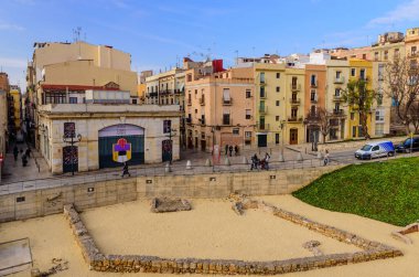 Tarragona, İspanya - 2 Ocak 2020: Tarragona şehri. Eski at arabalarının ırkı için bir Roma rayının kalıntıları.