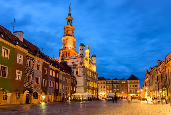 Poznan, Polonya - 11 Ekim 2019: Polonya turu. Poznan 'ın şehir manzarası. Eski kasabanın belediye binası ve ana meydanı, güzel gece manzarası.
