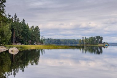 Bir adası olan görkemli bir göl. Vyborg 'u görmek, Leningrad bölgesi, Rusya. Monrepo Park, Vyborg 'da çok güzel bir parktır. Güzel sonbahar manzarası