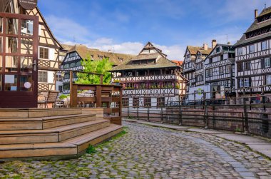 Strasbourg, Alsace, Fransa - 2 Mayıs 2019: Fransa 'yı gezmek. Petite France Quarter 'ın güzel manzarası. Strasbourg 'da popüler bir eğlence merkezi.