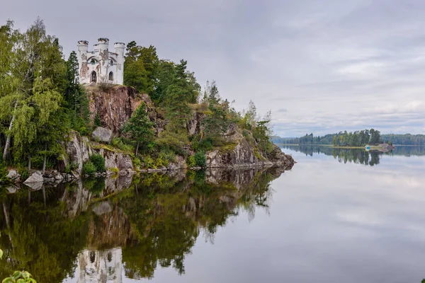 Vyborg 'u görmek, Leningrad bölgesi, Rusya. Monrepo Park, Vyborg 'da çok güzel bir parktır. Güzel sonbahar manzarası