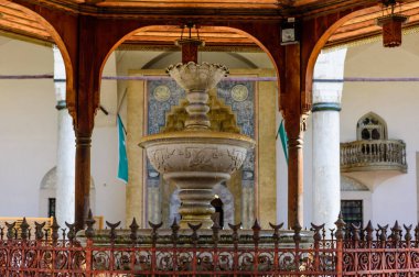 Saraybosna, Bosna-Hersek 'in tarihi merkezi olan caminin avlusundaki çeşme