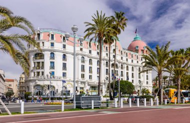 Güzel, Fransa - 7 Mart 2018 Cote d 'azur, Fransa. Güzel manzara La Croisette gezinti alanı ve lüks otel Negresco
