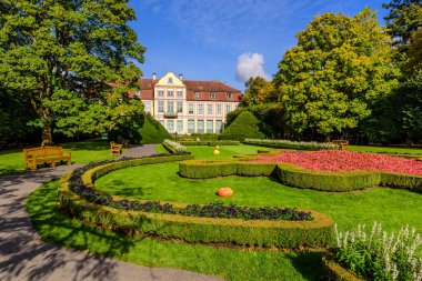 Gdansk, Polonya - 7 Ekim 2019: Polonya turu. Oliwa Parkı ve Abbey Sarayı güzel bir şehir parkı ve Gdansk 'ta popüler bir turistik merkezdir.