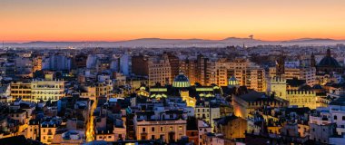 İspanya 'yı gezmek. Gün batımında Valencia 'nın hava manzarası. Aydınlanmış şehir, güzel gökyüzü olan Valencia 'nın panoramik şehir manzarası.