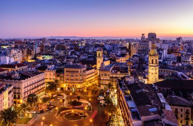 Valencia, İspanya - 4 Ocak 2020 İspanya turu. Gün batımında Valencia 'nın hava manzarası. Aydınlatılmış Plaza de la Reina, Valencia şehri.